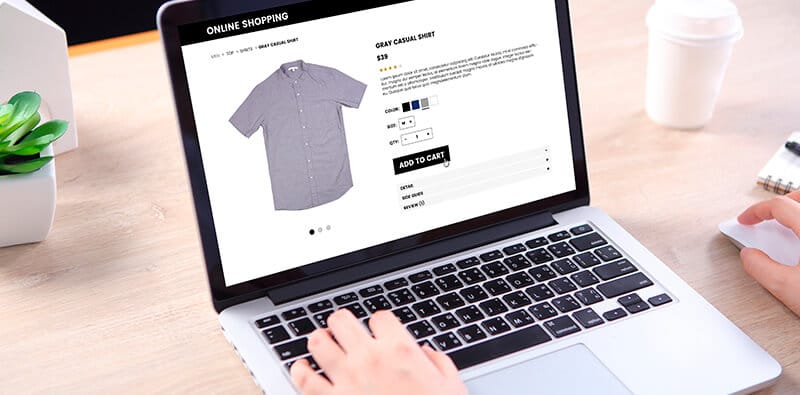 Bruger kigger på en skjorte i en webshop