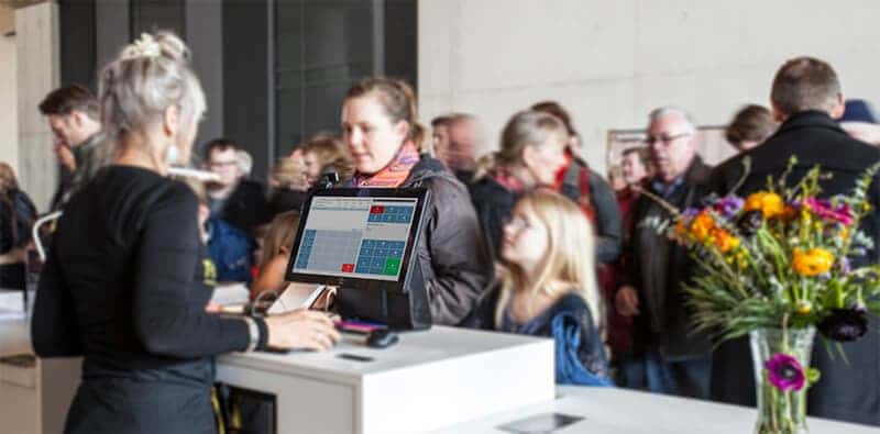 Besøgende af Moesgaard Museum bliver betjent ved indgangen som anvender vores billetsystem