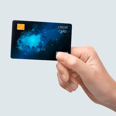 Hånd holder kreditkort