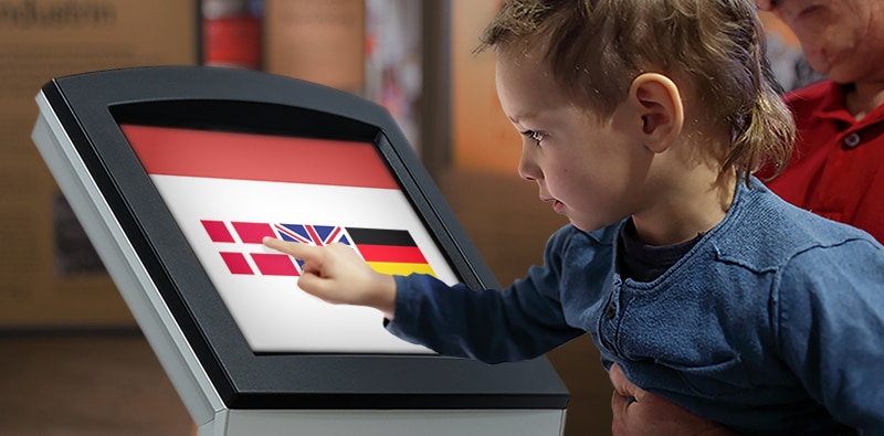 Dreng vælger dansk sprog på billetautomat