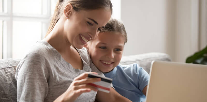 More sidder med datter og shopper online i en Magento 2 webshop